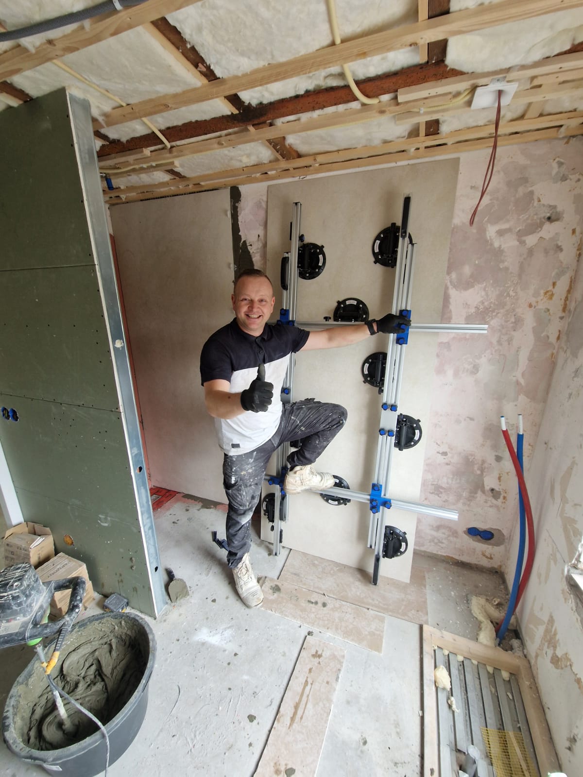 Krzysiek van UZOR tijdens renovatiewerk